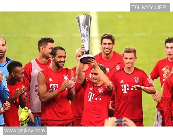 雪花纷飞的足球场上激情对决寒冬中的热血青春